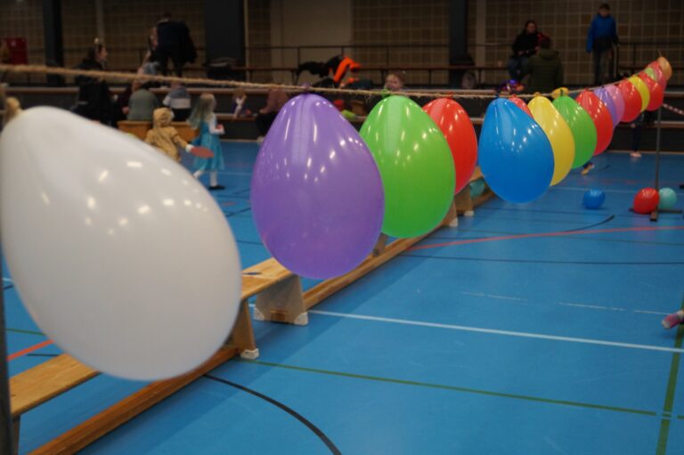 viele Ballons in der Sporthalle OBS